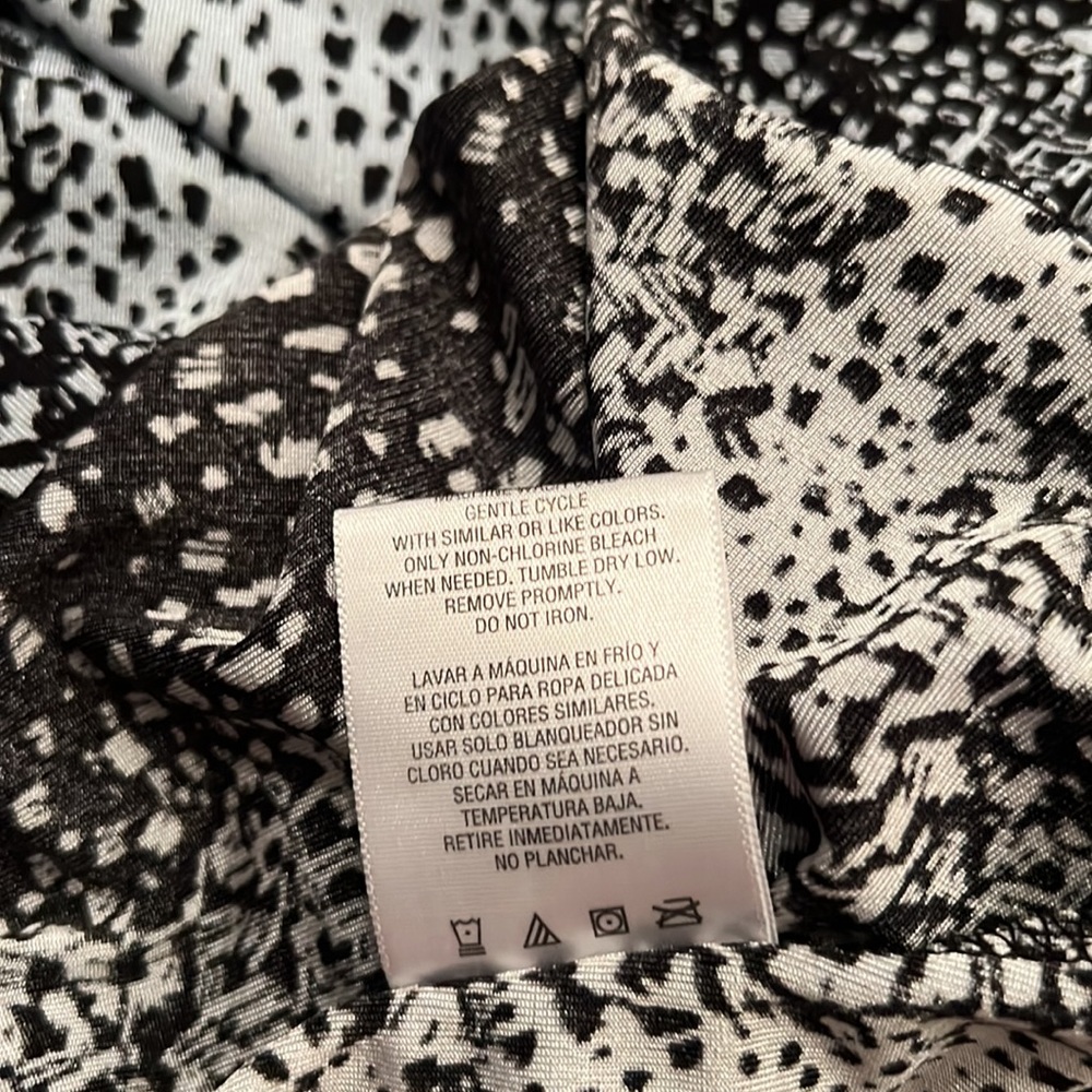 Softly draping neckline - Picture 5 of 5